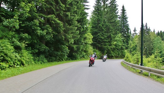 摩托车的农村的道路上