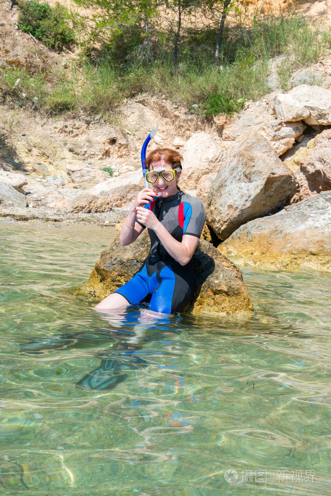 女性snorkeler