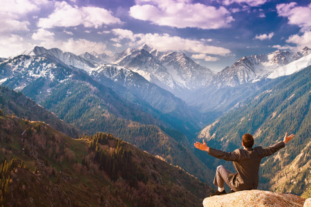 在山顶的商人是高兴取得的成功照片