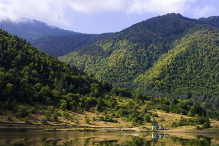 近水高山背景中的小房子