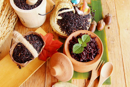 黑色饭和原料的有机 riceberry 水稻