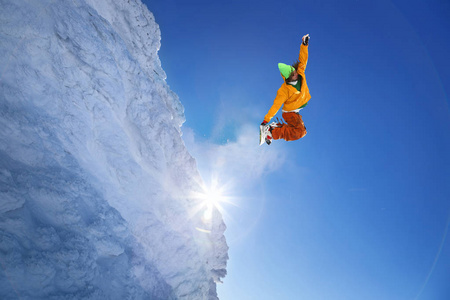 滑雪跳跃的反对蓝蓝的天空