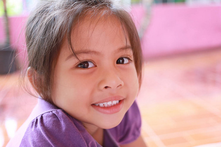 亚洲女孩在健康和可爱的概念愉快地微笑