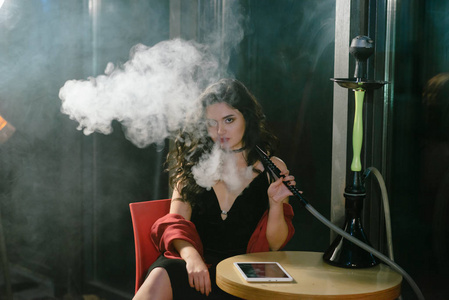 和茶站阿拉伯水烟壶的女孩双手快乐水烟壶水烟酒吧有带水果碗的水烟壶