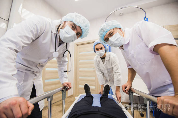 病人在手术室的医生在他面前的担架床上