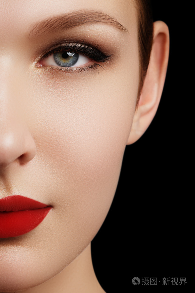美丽女人脸上黑色背景孤立.漂亮的模特的女孩化妆.