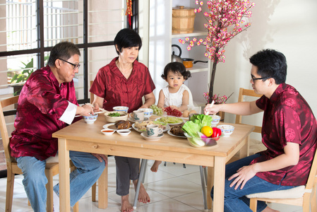 中国农历新年晚宴家庭