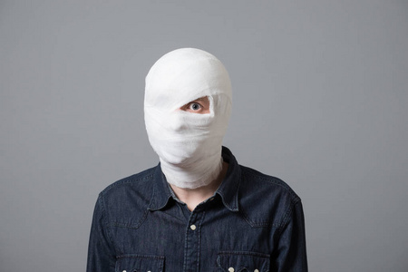 在他头上的绷带的人照片