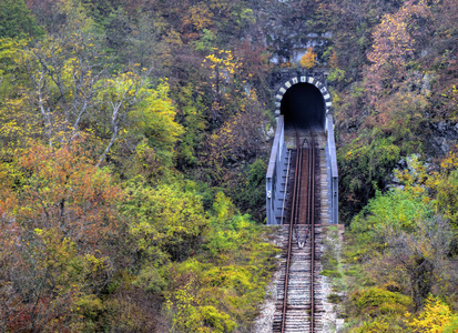 山区铁路隧道照片