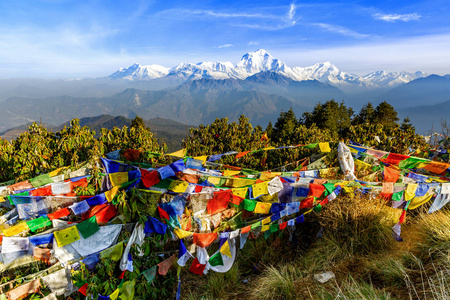 在尼泊尔的潘山祈祷旗帜