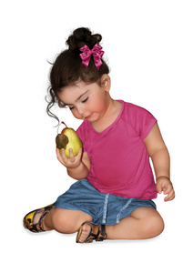 女孩抱着梨