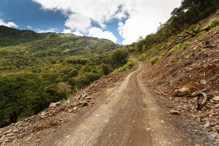 在缅甸的泥泞道路图片