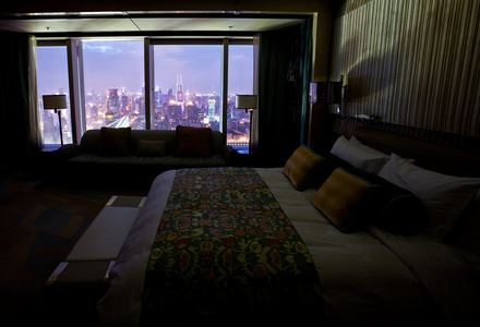 美丽的夜景的旅馆房间照片