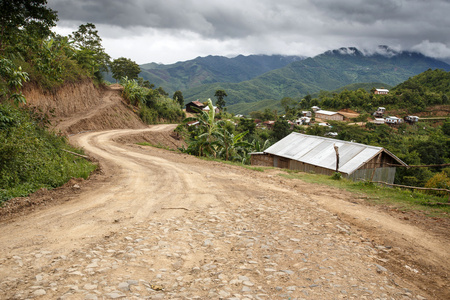 在缅甸的泥泞道路