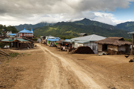 在缅甸的泥泞道路图片