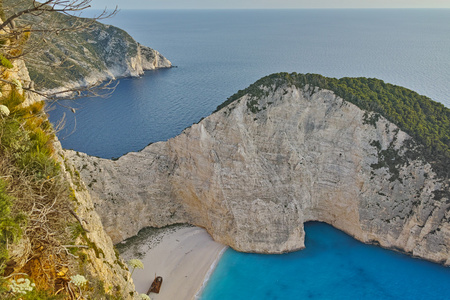 蓝色的海水 Navagio 沉船海滩，扎金索斯