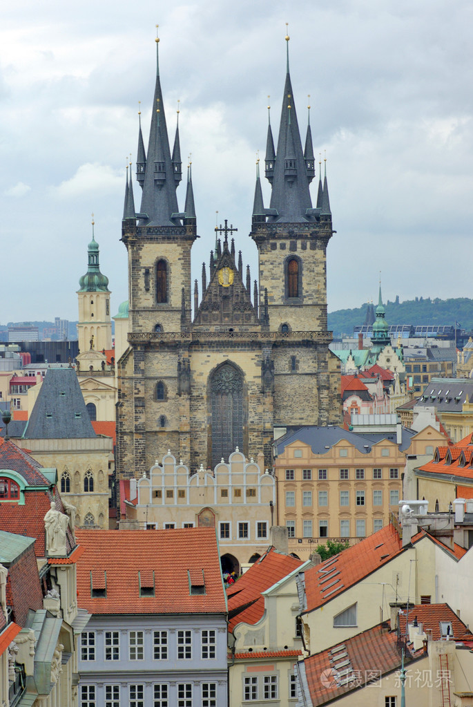 在捷克共和国布拉格老城广场上的著名太原大教堂