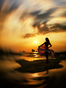 幸福的女人，张贴在海上日落