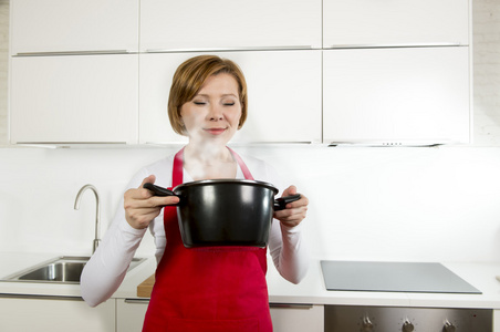拿勺子的女人美丽的家庭厨师女人在厨房拿着勺子做饭照片