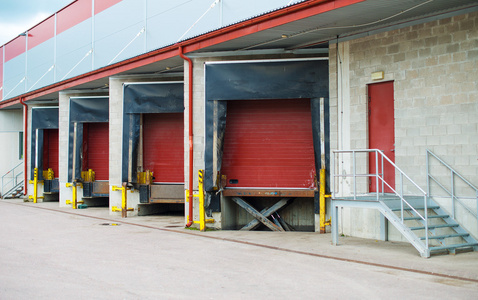 仓库与四个红色的滑动门