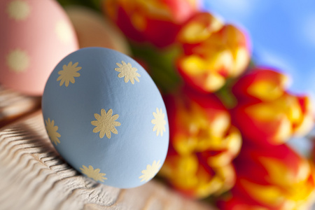 复活节彩蛋和背景中的花朵