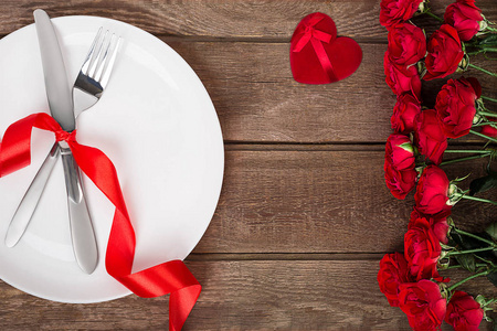 情人节那天表设置与板 叉 刀 红心 丝带和玫瑰。背景