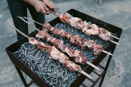 肉串烤串。肉烤上煤