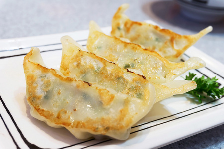 煎饺 / 或与选择性的白板上的日本煎饺子.照片