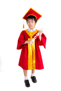 可爱的小男孩，身穿红色长袍的孩子毕业与现在