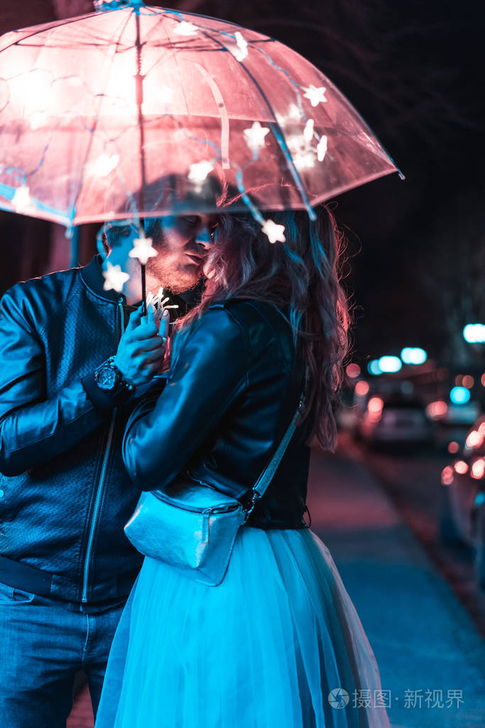 男孩和女孩接吻撑一把伞