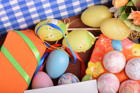 复活节彩蛋和礼品盒的背景
