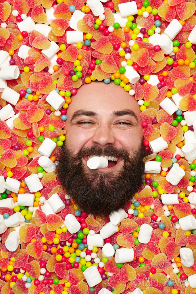 内容在咬棉花糖的糖果人照片-正版商用图片0doa3h-摄图新视界