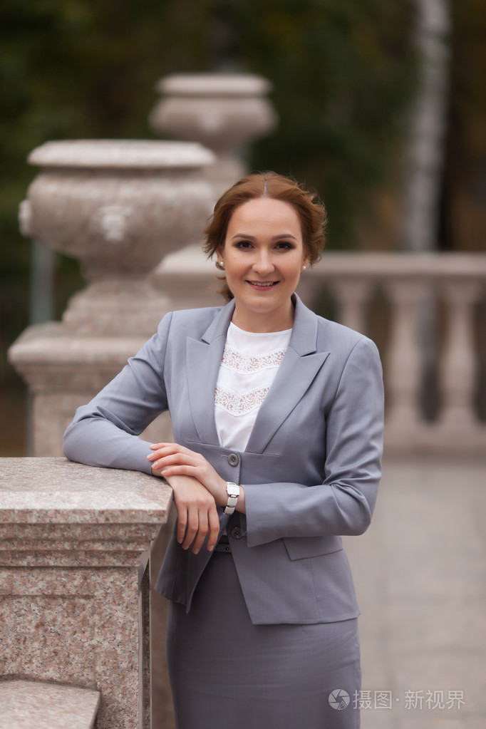 微笑灰色西装的事业女性