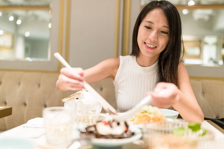 女人在中国餐馆里共进晚餐