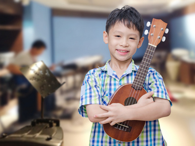 夏威夷四弦琴音乐学校的男孩