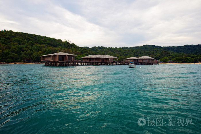 美丽的海景,与平房在泰国的海边和祖母绿海在夏季的一天