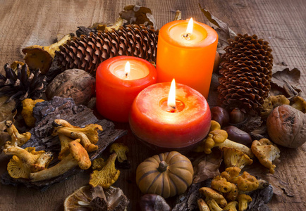 秋天的蜡烛装饰与干的叶 南瓜 chanterell