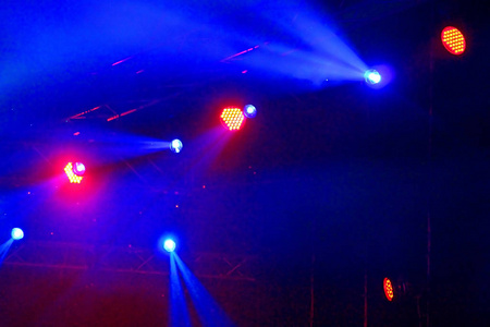 舞台聚光灯与射线。音乐会照明背景