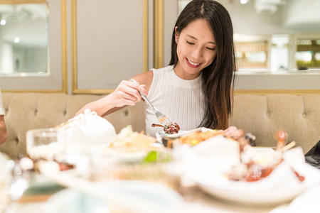 拍女生吃饭照片高清图片