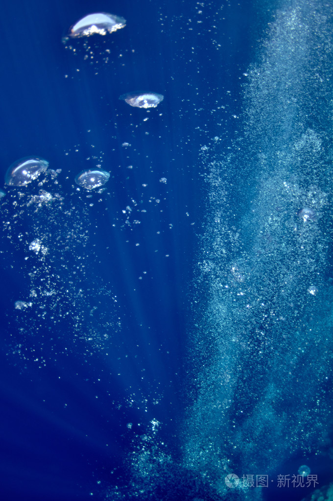 提高水下气泡在蔚蓝的大海