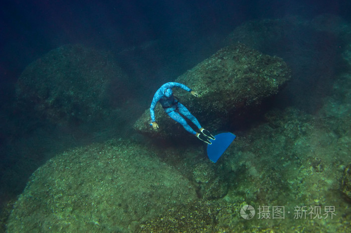 以放松底部的大海