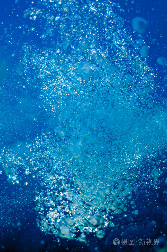 提高水下气泡在蔚蓝的大海