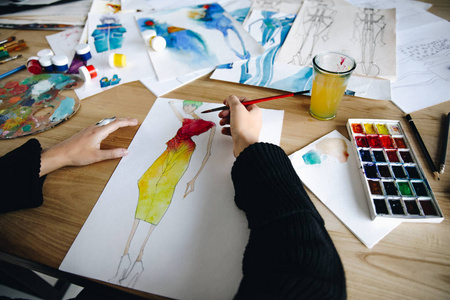 时装设计师绘图素描照片