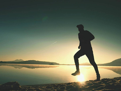 奔跑的人.男孩很快跑在早晨的海滩上.运动员跑步,跑步的家伙照片