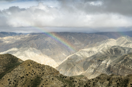尼泊尔山区遥远雨后彩虹图片