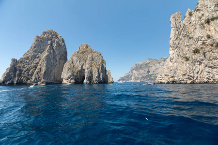 在意大利卡普里岛上的巨贾岩石。岩石的名字左对左 斯特拉 女中音和 Scopolo 或 Fuori