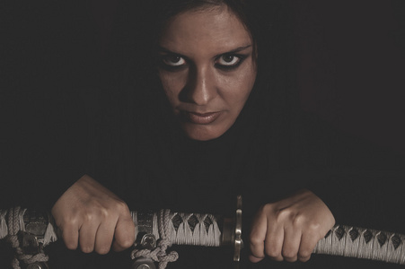 女人拿着铁刀照片
