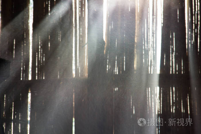 灰尘在老磨房与光通过