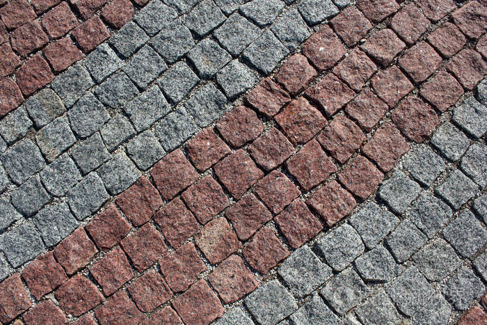 灰色和红色的瓦片上对角的路面