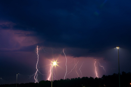 风雨的夜晚图片